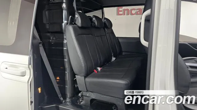 Hyundai Staria 2023 thumb 10