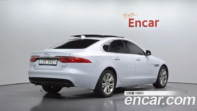 Jaguar XF 2017 thumb 2