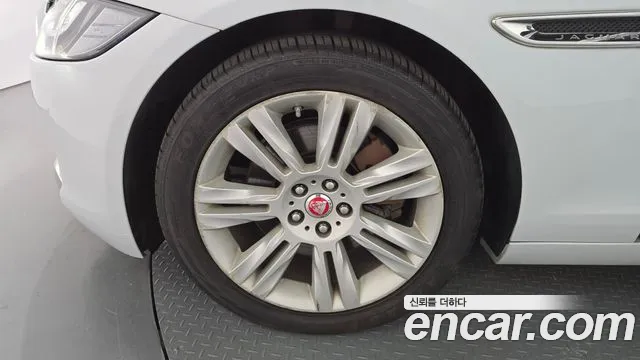 Jaguar XF 2017 thumb 5