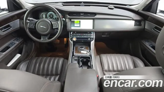 Jaguar XF 2017 thumb 7
