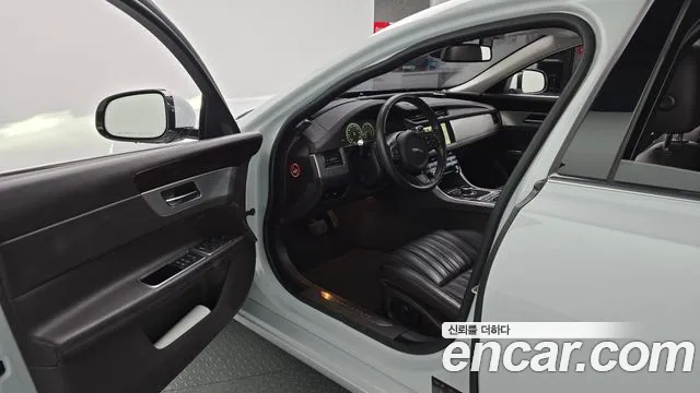 Jaguar XF 2017 thumb 10