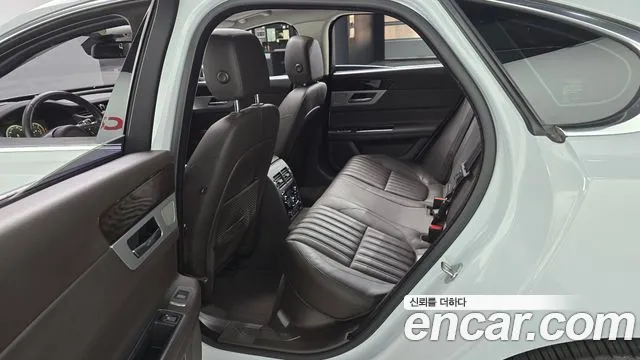 Jaguar XF 2017 thumb 11