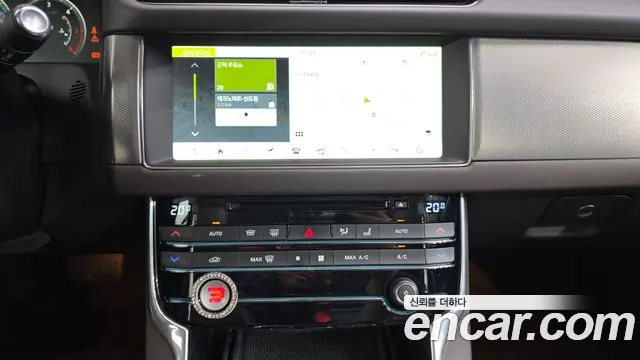 Jaguar XF 2017 thumb 12