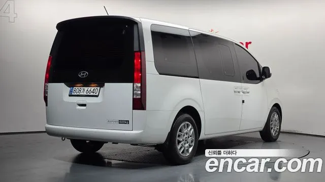 Hyundai Staria 2025 thumb 2