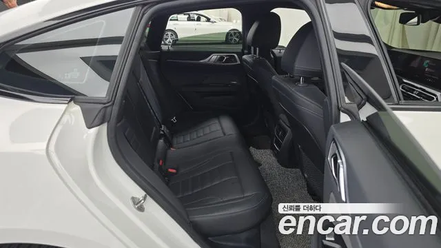 BMW i4 2023 thumb 11