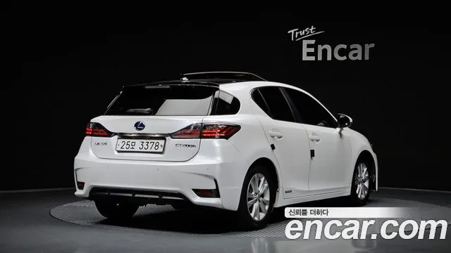 Lexus CT200h 2017 thumb 2