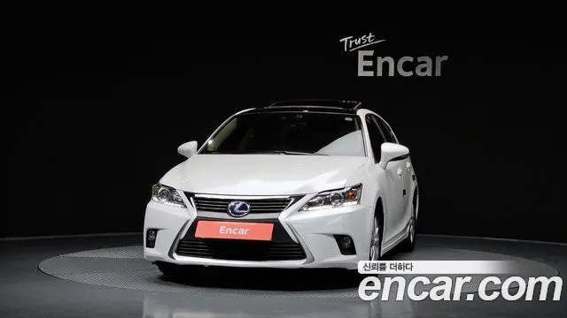 Lexus CT200h 2017 thumb 3