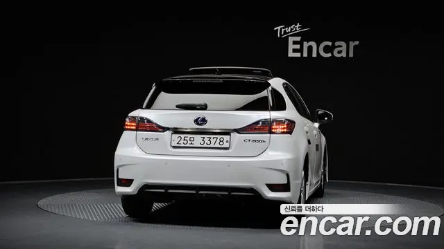Lexus CT200h 2017 thumb 4