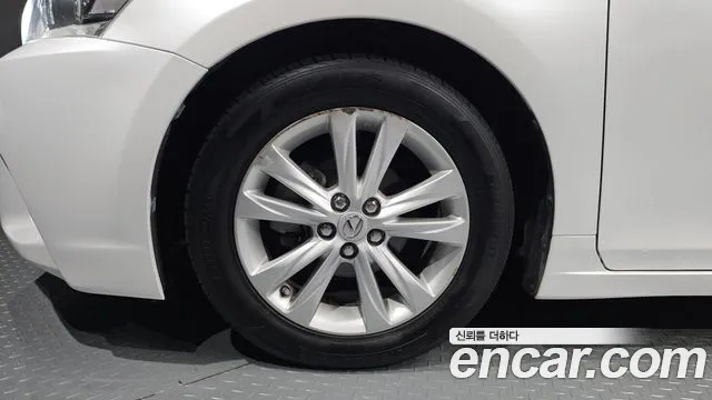 Lexus CT200h 2017 thumb 5