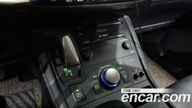 Lexus CT200h 2017 thumb 9