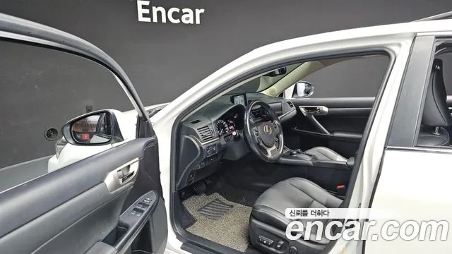 Lexus CT200h 2017 thumb 10