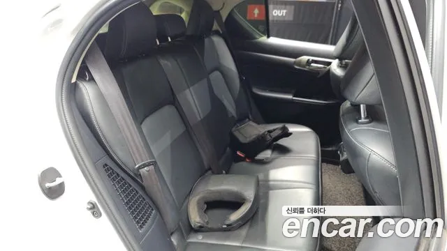 Lexus CT200h 2017 thumb 11