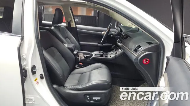 Lexus CT200h 2017 thumb 12