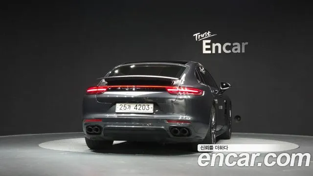 Porsche Panamera 2018 thumb 4