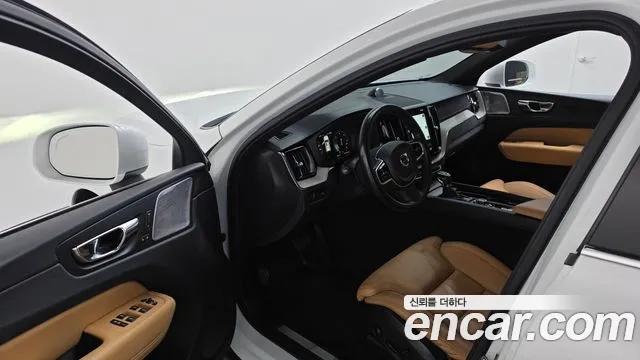 Volvo XC60 2018 thumb 10