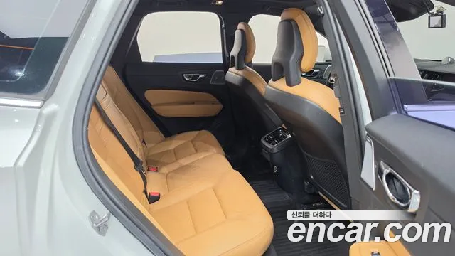 Volvo XC60 2018 thumb 11
