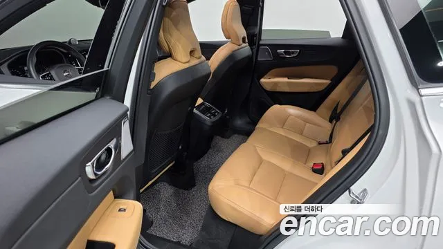 Volvo XC60 2021 thumb 11