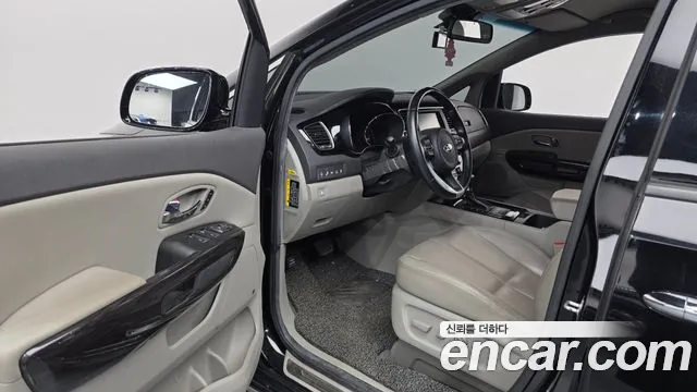 Kia Carnival 2017 thumb 10