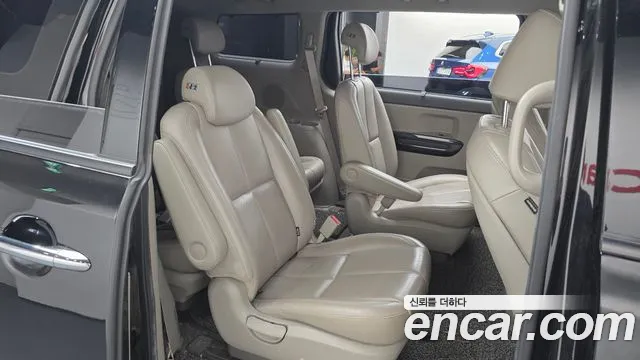Kia Carnival 2017 thumb 12