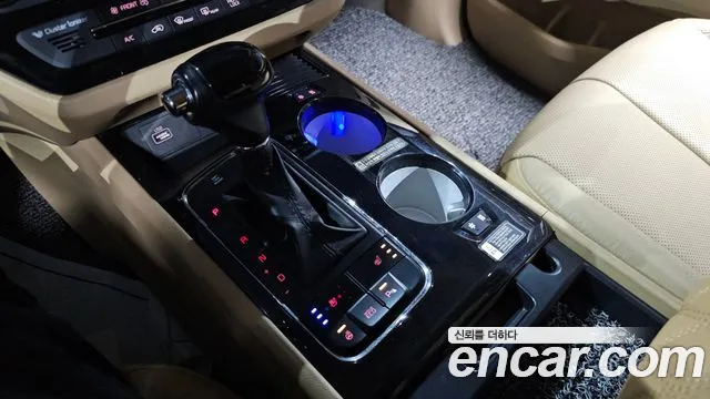 Kia Carnival 2015 thumb 8