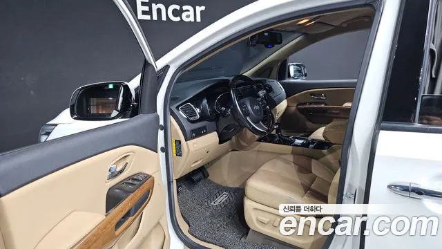 Kia Carnival 2015 thumb 9
