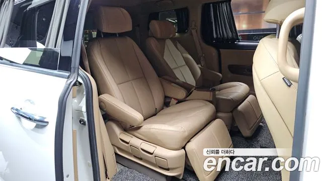 Kia Carnival 2015 thumb 10