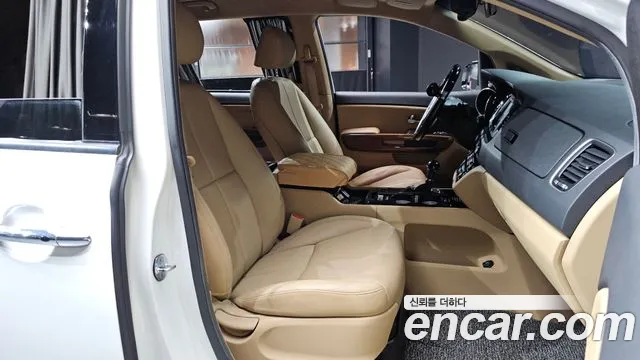 Kia Carnival 2015 thumb 11