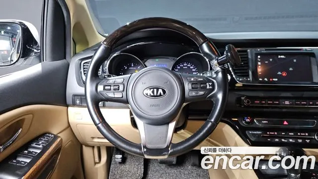 Kia Carnival 2015 thumb 12