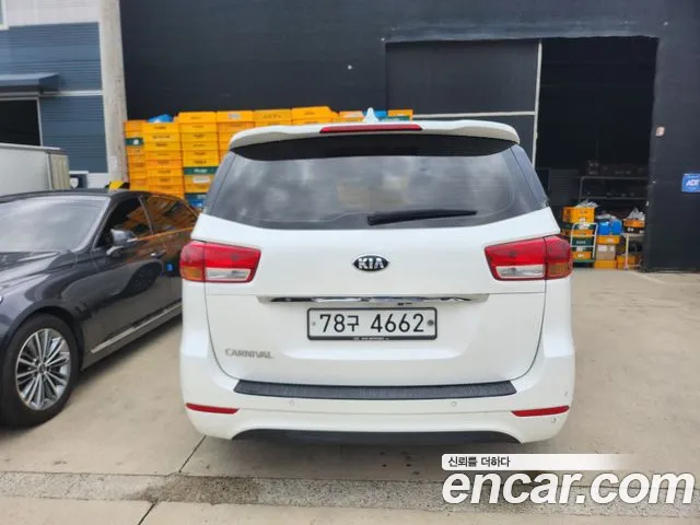 Kia Carnival 2017 thumb 2