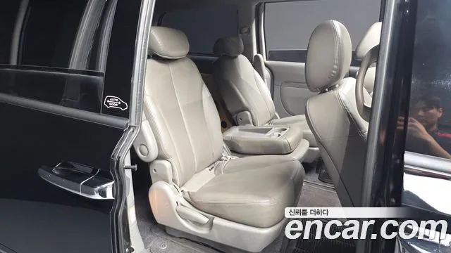 Kia Carnival 2010 thumb 11