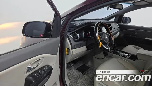 Kia Carnival 2016 thumb 10