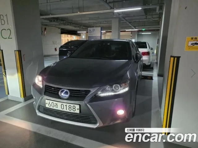Lexus CT200h 2015 thumb 3