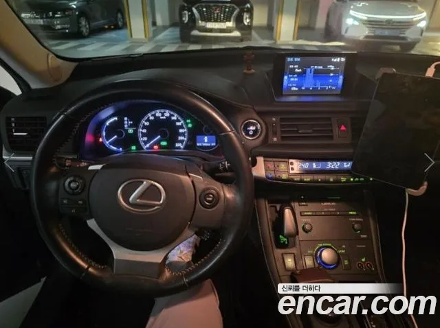 Lexus CT200h 2015 thumb 5