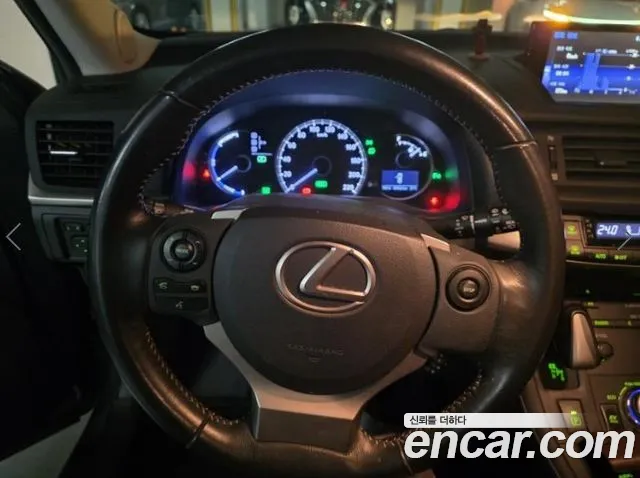Lexus CT200h 2015 thumb 6