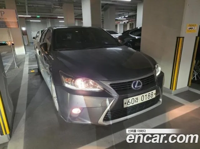 Lexus CT200h 2015 thumb 10