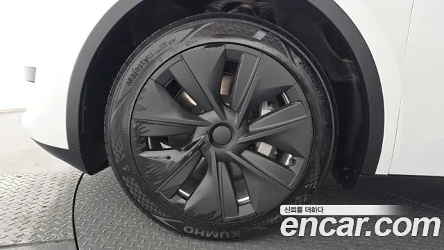 Tesla Model Y 2024 thumb 4