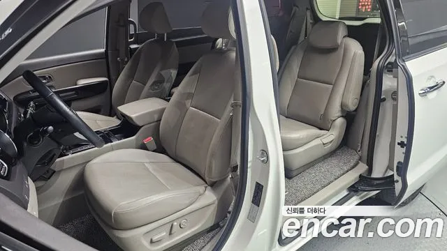 Kia Carnival 2016 thumb 10