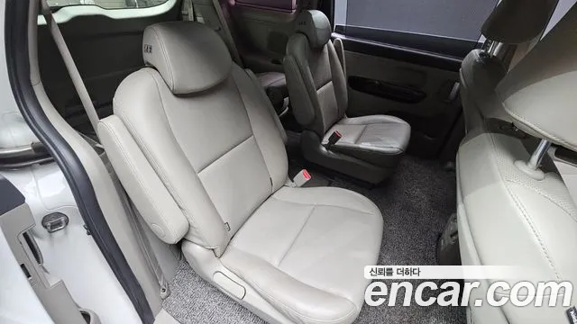 Kia Carnival 2016 thumb 11