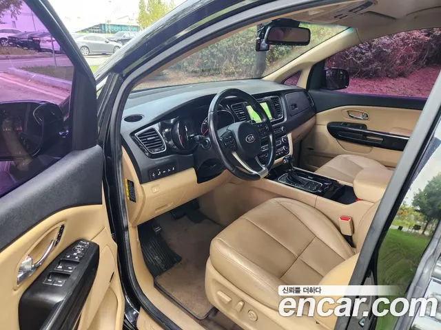 Kia Carnival 2015 thumb 10