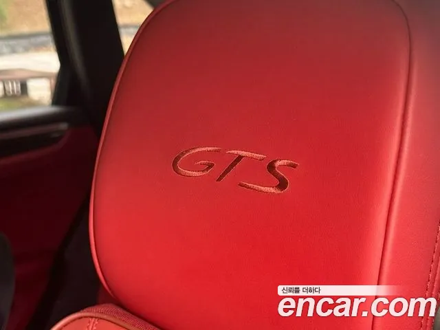 Porsche Macan 2021 thumb 10