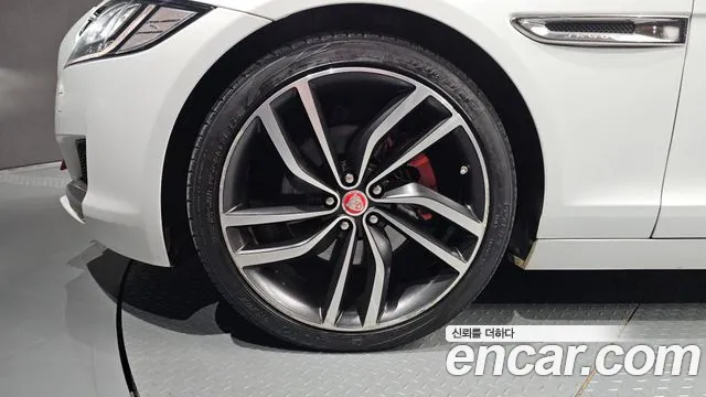 Jaguar XF 2016 thumb 4