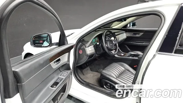 Jaguar XF 2016 thumb 9