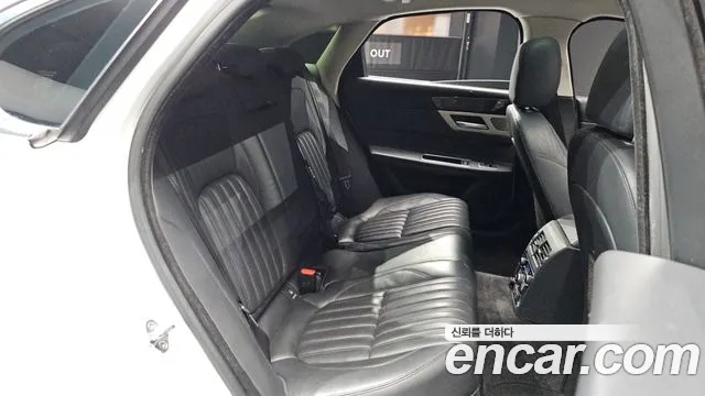 Jaguar XF 2016 thumb 10