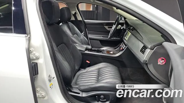 Jaguar XF 2016 thumb 11