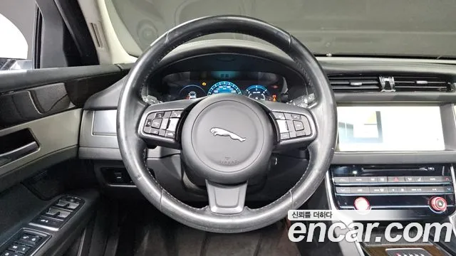 Jaguar XF 2016 thumb 12