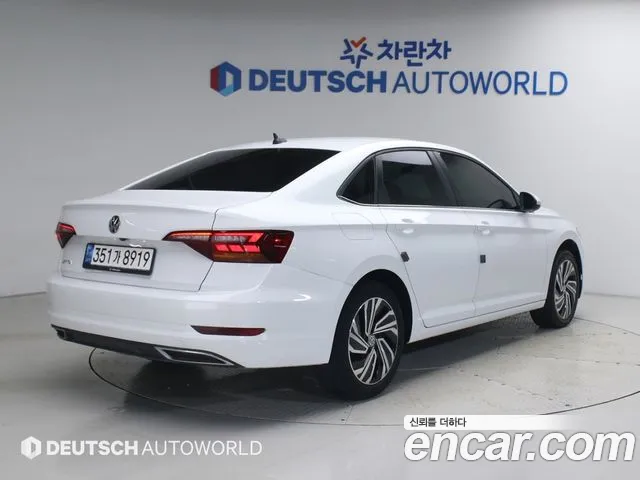 Volkswagen Jetta 2021 thumb 2