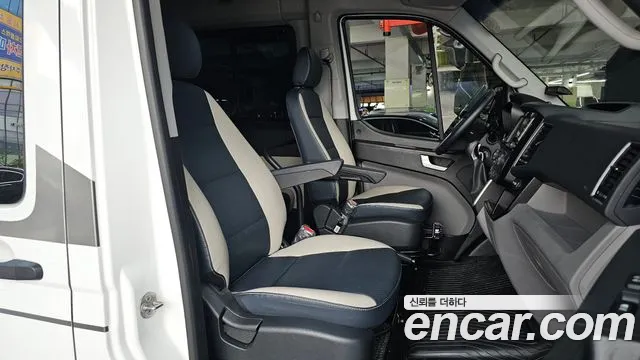 Hyundai Staria 2025 thumb 10