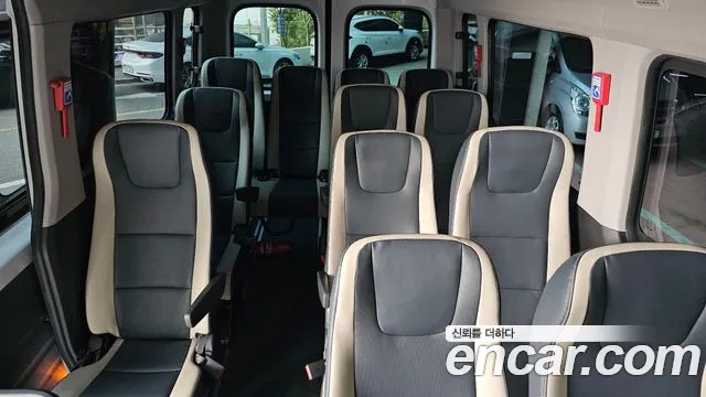 Hyundai Staria 2025 thumb 12