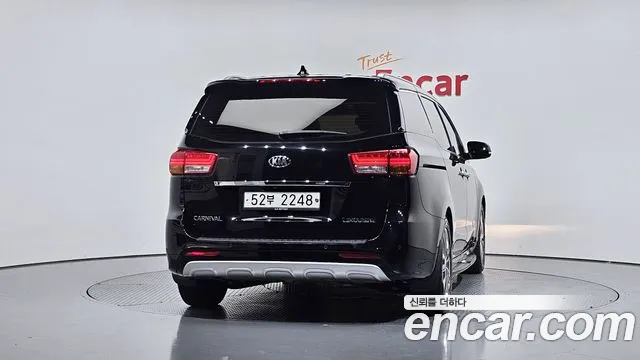 Kia Carnival 2017 thumb 3