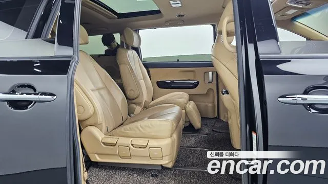 Kia Carnival 2017 thumb 10